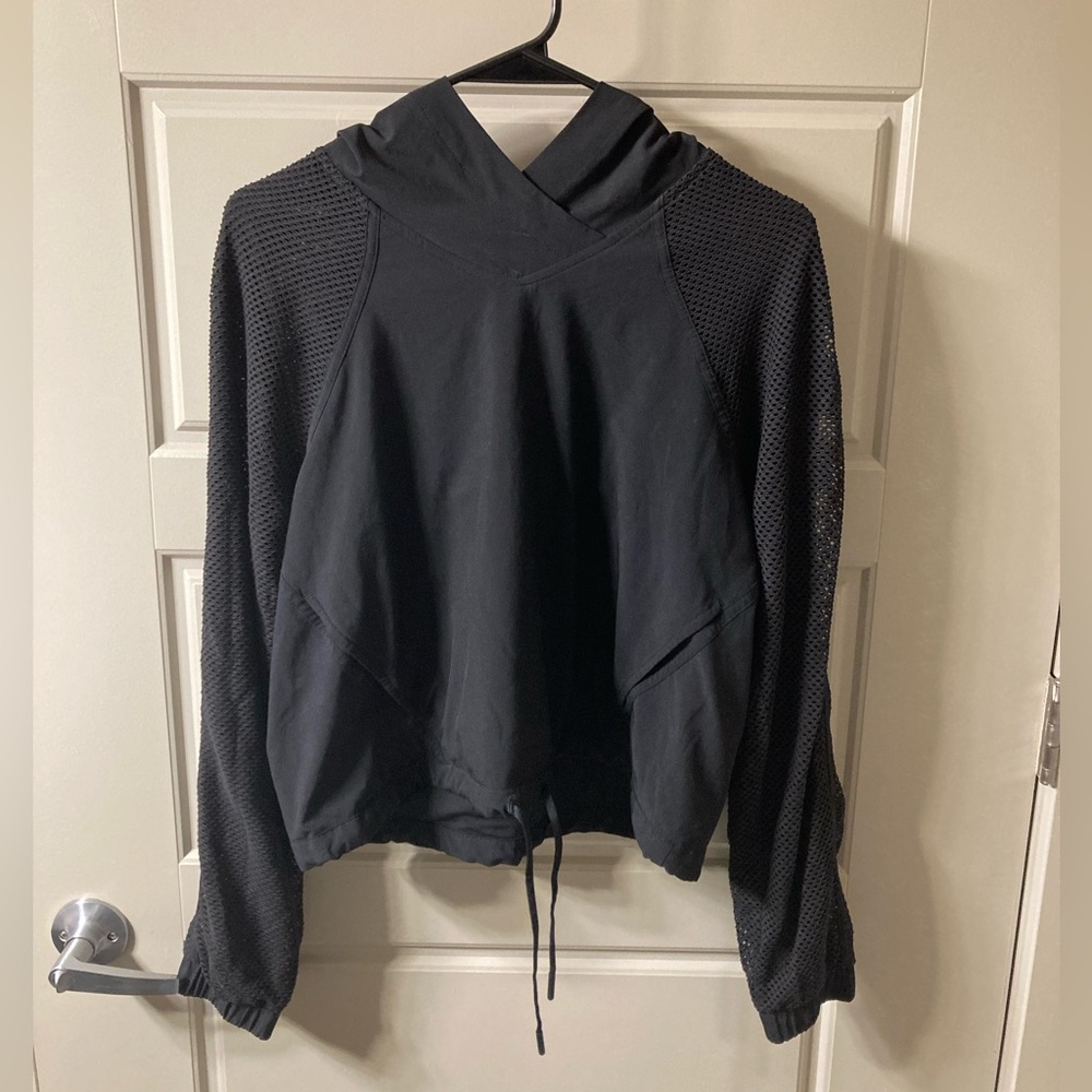 Lululemon Catch a Breeze Pullover in Size 8